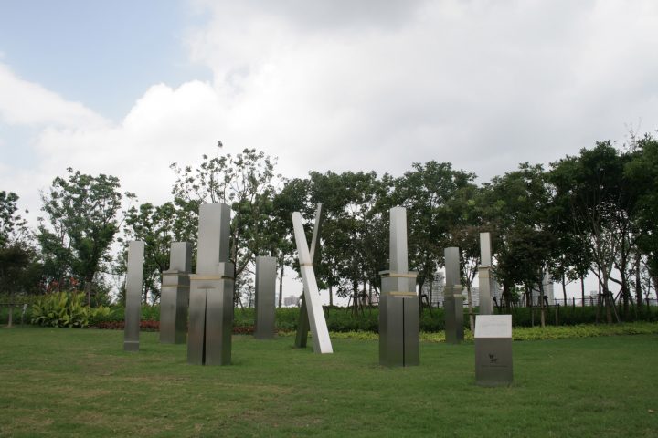 The Family, 2010, Stainless steel and bronze, 3 x 8 x 8 m, World Expo 2010, Pu Dong district, Riverside Landscaping Belt, Shanghai, China, by Virginio Ferrari. Sculpture dedication 09/19/2010. Image by mgf. 